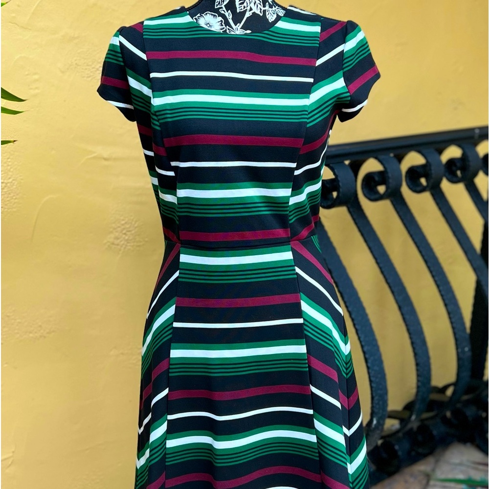 Michael Kors beautiful short sleeves size 6 dress.